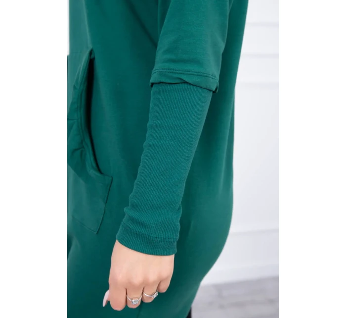 Šaty s ozdobnými volánky a kapucí zelené barvy