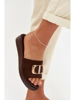 Dámské pantofle se zlatým detailem čokoládové model 22027941 - Boto Dámské pantofle se zlatým detailem čokoládové model 22027941 - Boto