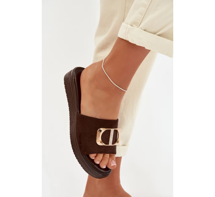 Dámské pantofle se zlatým detailem čokoládové model 22027941 - Boto Dámské pantofle se zlatým detailem čokoládové model 22027941 - Boto