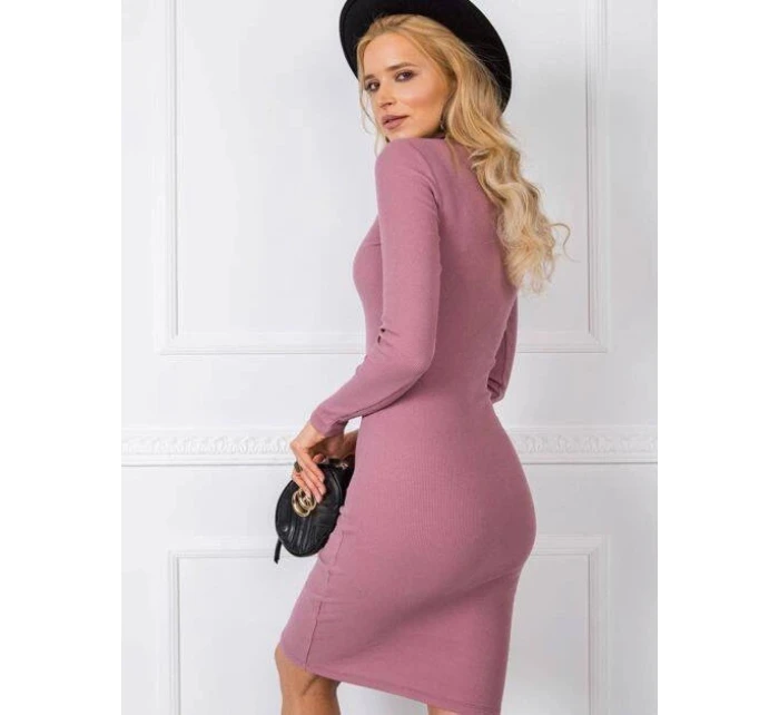 Vypasované žebrované šaty ve špinavě růžové barvě s rolákem Rue Paris model 19447354 - Factory Price