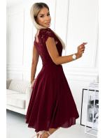 Šifonové šaty s krajkovým výstřihem Numoco LINDA - vínové
