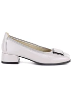 Kožené lodičky na nízkém podpatku šedé model 22097245 - VINCEZA