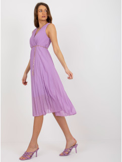 Světle fialové plisované midi šaty bez rukávů