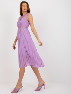Světle fialové plisované midi šaty bez rukávů