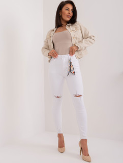 Bílé vypasované džíny s oděrkami