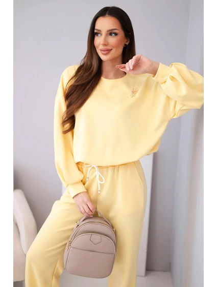 Dámský komplet máslová mikina s broží a kalhoty s rovnými nohavicemi model 22030084 - K-Fashion