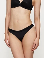 Triumph – Aura Spotlight String | Vysoké vykrojení & jemná krajka Triumph
