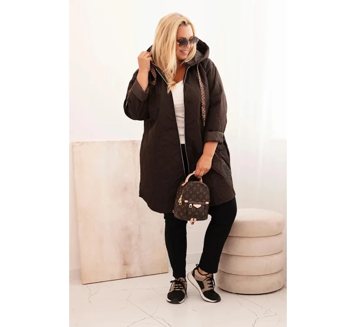 Dámská bunda Plus Size prošívaná s kapucí a nápisem model 21229249 hnědá - K-Fashion