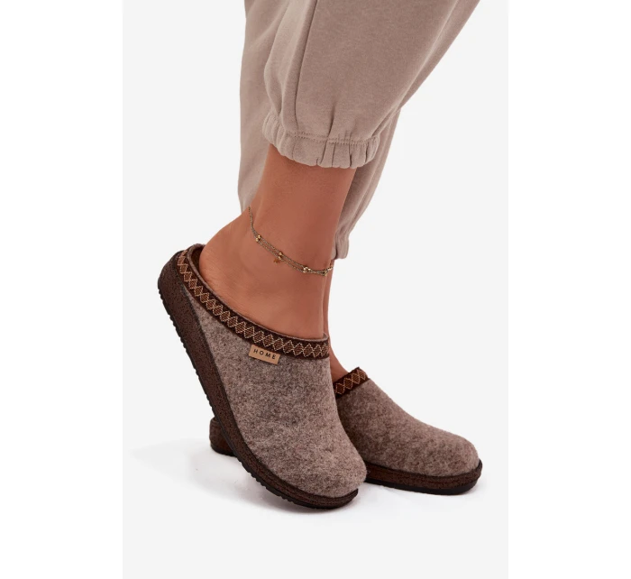 pantofle s výšivkou  tmavě béžové model 21714608 - Inblu