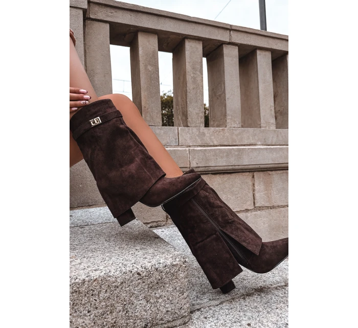 Zateplené dámské kozačky na podpatku s ozdobným páskem čokoládové model 21715350 - Boto