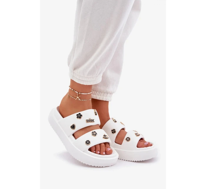 Dámské pěnové pantofle s ozdobnými připínkami – bílé