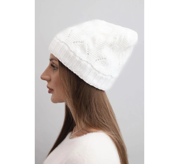 Dámská zimní čepice z vlny s krajkovým vzorem model 21817807 bílá - K-Fashion Dámská zimní čepice z vlny s krajkovým vzorem model 21817807 bílá - K-Fashion
