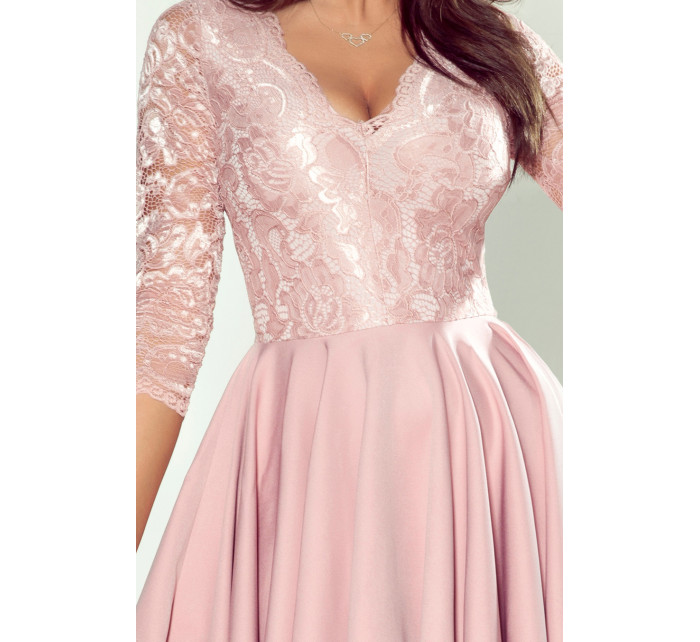 NICOLLE - Dámské šaty v pudrově růžové barvě s delším zadním dílem a s krajkovým výstřihem 210-11