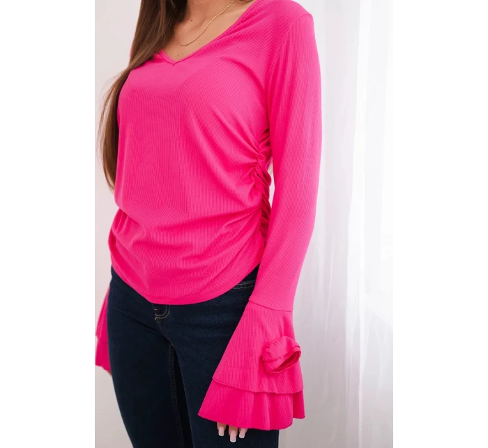 Dámská pruhovaná blůza s V výstřihem a volány na rukávech fuchsie