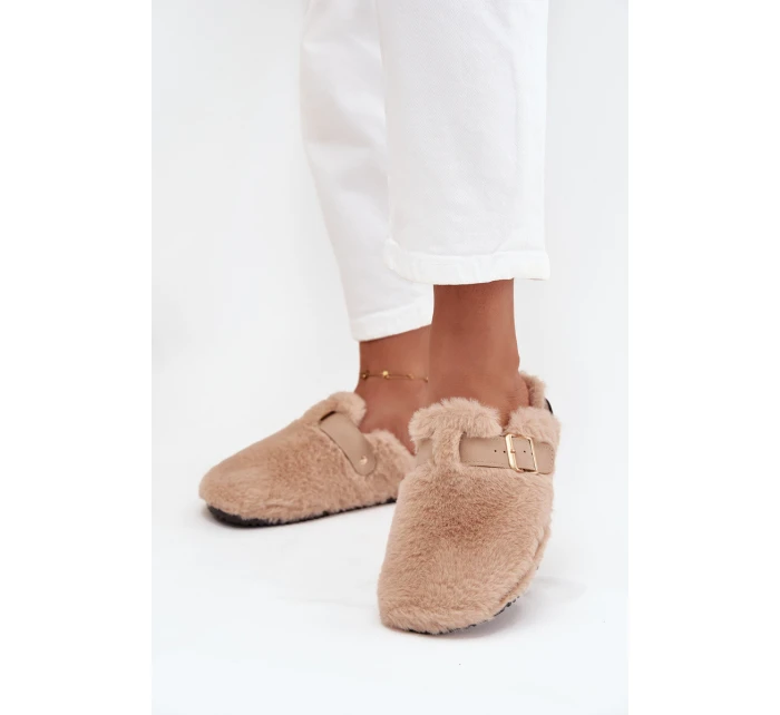 Kožešinové dámské pantofle na platformě s páskem a přezkou béžové model 21709376 - Boto