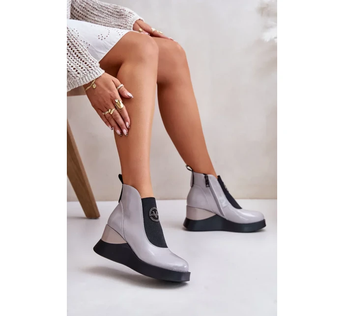 Lakované Kotníkové Boty Na Klínku Zateplené Vinceza Šedé Lakované Kotníkové Boty Na Klínku Zateplené Vinceza Šedé