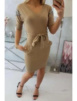 Šaty s křídly na ramenou velbloudí