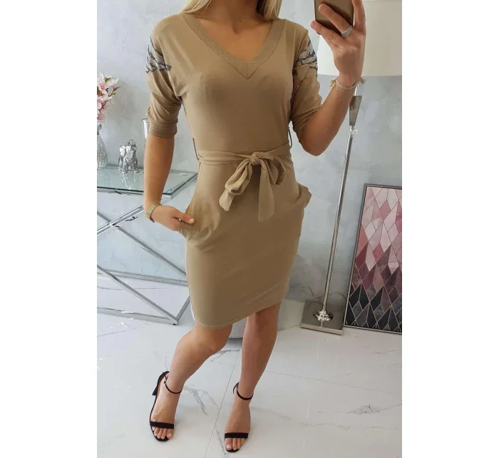 Šaty s křídly na ramenou velbloudí