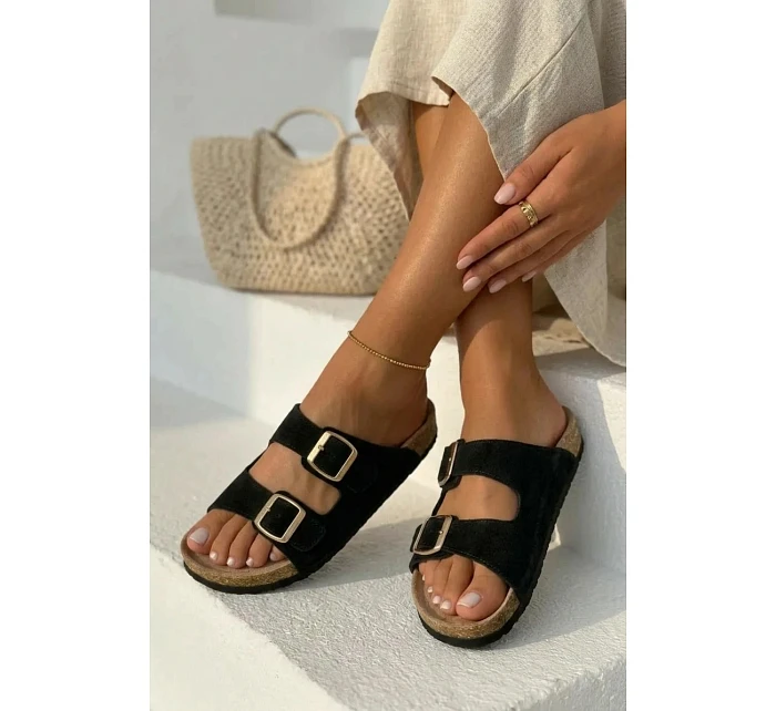 Semišové pantofle na korkové podrážce s přezkami Černé model 22120832 - Boto