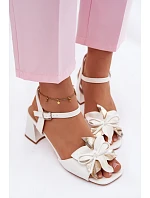Dámské sandály na podpatku s ozdobným květem model 22100079 bílé - VINCEZA