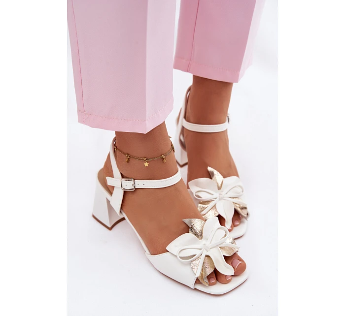 Dámské sandály na podpatku s ozdobným květem model 22100079 bílé - VINCEZA