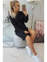Šaty s kapucí a bočním rozparkem černé Šaty s kapucí a bočním rozparkem černé
