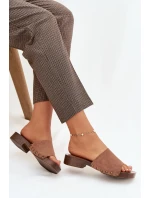 Ženské pantofle na plochém podpatku se zlatými přezkami Hnědé Girella Ženské pantofle na plochém podpatku se zlatými přezkami Hnědé Girella