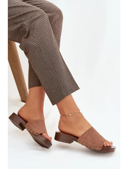 Ženské pantofle na plochém podpatku se zlatými přezkami Hnědé Girella Ženské pantofle na plochém podpatku se zlatými přezkami Hnědé Girella