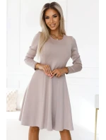 Pohodlné béžové dámské trapézové šaty s dlouhými rukávy model 20614717 - numoco Pohodlné béžové dámské trapézové šaty s dlouhými rukávy model 20614717 - numoco
