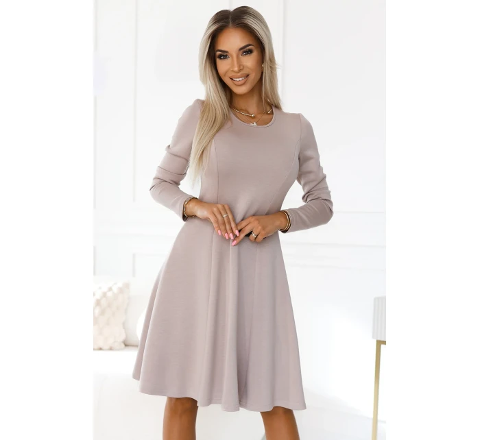 Pohodlné béžové dámské trapézové šaty s dlouhými rukávy model 20614717 - numoco Pohodlné béžové dámské trapézové šaty s dlouhými rukávy model 20614717 - numoco