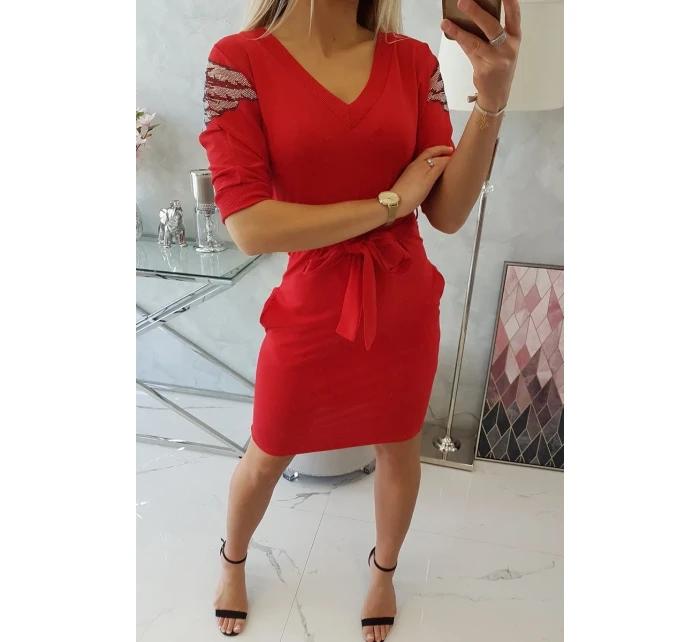 Šaty s křídly na ramenou červené