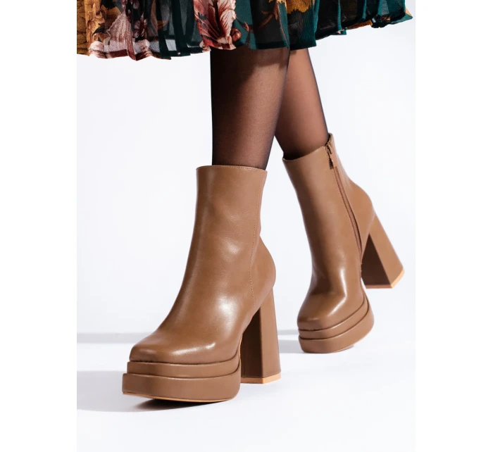 Stylové hnědé dámské kotníčkové boty na širokém podpatku Stylové hnědé dámské kotníčkové boty na širokém podpatku