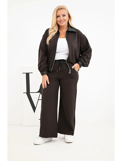 Dámská sada Plus Size se model 22297032 mikinou a širokými kalhotami hnědý - K-Fashion Dámská sada Plus Size se model 22297032 mikinou a širokými kalhotami hnědý - K-Fashion