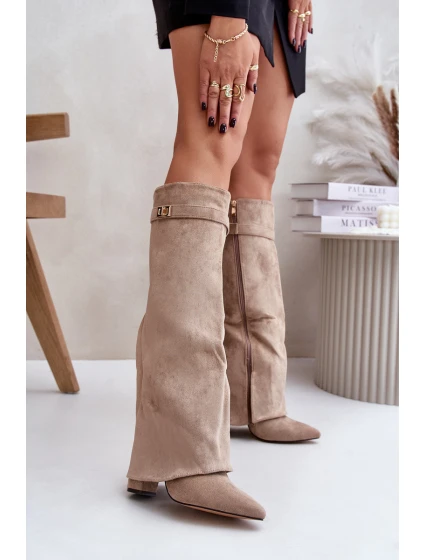 Dámské kozačky na podpatku s vyhrnutou holení Evyra – béžové, eko semiš Dámské kozačky na podpatku s vyhrnutou holení Evyra – béžové, eko semiš