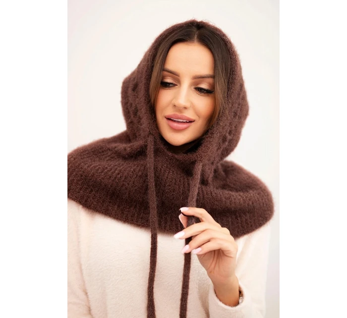 Dámská čepice s kapucí, vázáním a copánkovým vzorem hnědá