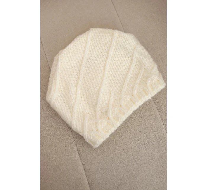 Dámská zimní čepice s ozdobným pletením a střihem ecru model 21878051 - K-Fashion