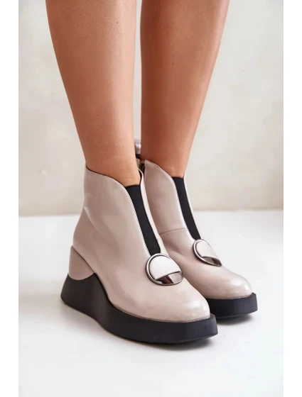 Lakované Kotníkové Boty Na Klínku Zateplené D&A Béžové Lakované Kotníkové Boty Na Klínku Zateplené D&A Béžové