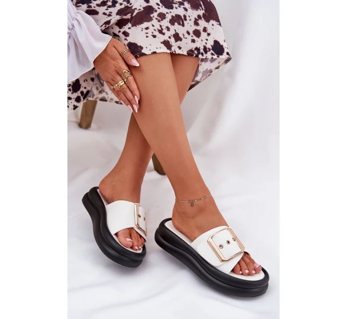 Dámské sandály na masivní platformě s ozdobnou přezkou bílé Zelori Dámské sandály na masivní platformě s ozdobnou přezkou bílé Zelori