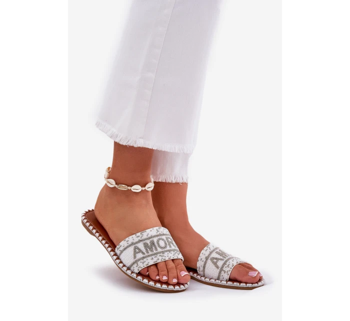 Dámské Pantofle Na Plochém Podpatku Se Zdobením Bílé Dorfedi Dámské Pantofle Na Plochém Podpatku Se Zdobením Bílé Dorfedi