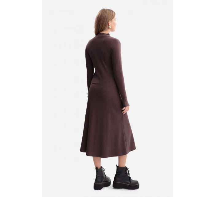 model 21379836 Žebrované midi šaty s asymetrickým pasem tmavě čokoládové - BeWear