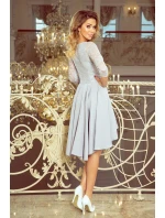 Šedé dámské šaty s krajkovým výstřihem a delším zadním dílem model 7194612 Šedé dámské šaty s krajkovým výstřihem a delším zadním dílem model 7194612