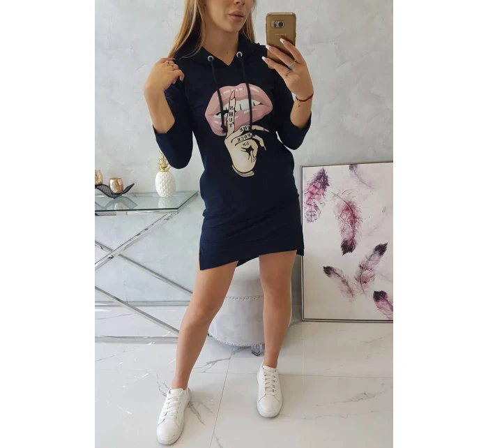 Šaty s delšími zády a barevným potiskem v tmavě modré barvě Šaty s delšími zády a barevným potiskem v tmavě modré barvě