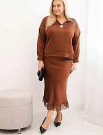 Dámský komplet Plus Size se saténovým leskem a krajkou camelový