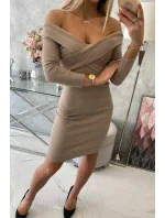 Přiléhavé šaty s výstřihem do V tmavě béžové barvy Přiléhavé šaty s výstřihem do V tmavě béžové barvy