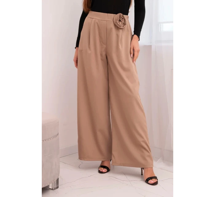 Dámské elegantní kalhoty s širokou nohavicí a ozdobným květem fango Dámské elegantní kalhoty s širokou nohavicí a ozdobným květem fango