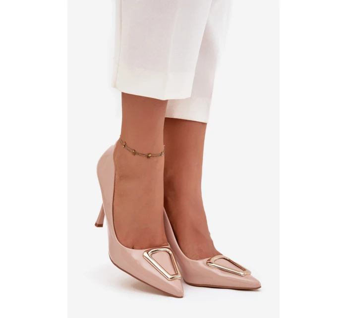 Lakované lodičky se zlatým detailem béžové model 21710688 - Boto