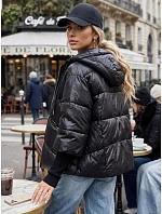 Krótka kurtka damska pikowana z kapturem czarna model 22341023 - FashionStreet Krótka kurtka damska pikowana z kapturem czarna model 22341023 - FashionStreet