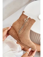 Zateplené Kotníkové Boty Na Klínku S Ozdobným Zipem Eko Semišové Camel Leretha Zateplené Kotníkové Boty Na Klínku S Ozdobným Zipem Eko Semišové Camel Leretha