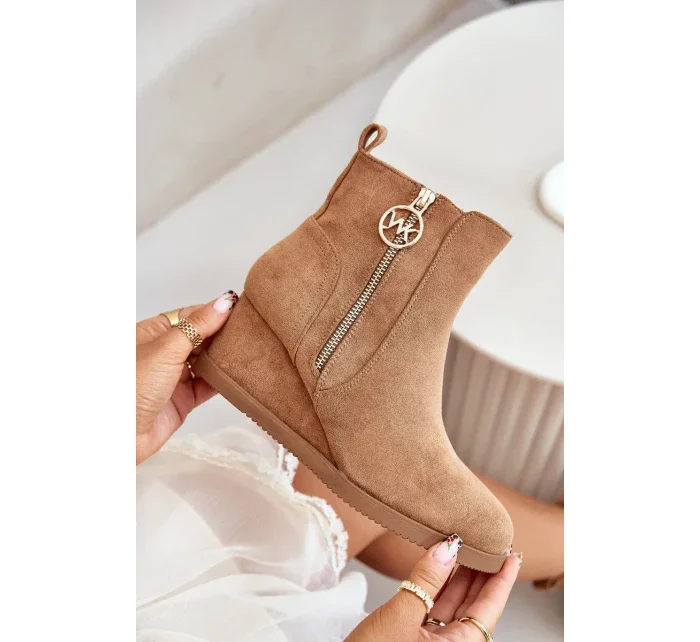 Zateplené Kotníkové Boty Na Klínku S Ozdobným Zipem Eko Semišové Camel Leretha Zateplené Kotníkové Boty Na Klínku S Ozdobným Zipem Eko Semišové Camel Leretha