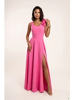 model 22141517 Elegantní večerní maxi šaty s rozparkem a růžemi cukrově růžové - numoco model 22141517 Elegantní večerní maxi šaty s rozparkem a růžemi cukrově růžové - numoco